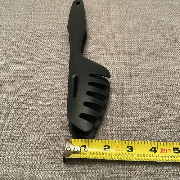 Tupperware Black Clip Together Tongs for Salads or Pasta Like New - Picture 8 of 9